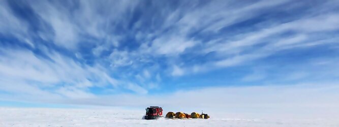 Trip Angebote beliebtes Urlaubsziel – Antarktis - Null Bewohner, Millionen Pinguine und feste Dimensionen. Am südlichen Ende der Erde, wo die Sonne nur zwischen Frühjahr und Herbst über dem Horizont aufgeht, liegt der 7. Kontinent, die Antarktis. Riesig, bis auf ein paar Forscher unbewohnt und ohne offiziellen Besitzer. Eine Welt, die überrascht, bevor Sie sie sehen. Deshalb ist ein Besuch definitiv etwas für die Schatzkiste der Erinnerung und allein die Ausmaße dieser Destination sind eine Sache für sich. Du trittst aus deinem gemütlichen Hotelzimmer und es begrüßt dich die warme italienische Sonne. Du blickst auf den atemberaubenden Gardasee, der in zahlreichen Blautönen schimmert - von tiefem Dunkelblau bis zu funkelndem Türkis. Majestätische Berge umgeben dich, während die Brise sanft deine Haut streichelt und der Duft von blühenden Zitronenbäumen deine Nase kitzelt. Du schlenderst die malerischen, engen Gassen entlang, vorbei an farbenfrohen, blumengeschmückten Häusern. Vereinzelt unterbricht das fröhliche Lachen der Einheimischen die friedvolle Stille. Du fühlst dich wie in einem Traum, der nicht enden will. Jeder Schritt führt dich zu neuen Entdeckungen und Abenteuern. Du probierst die köstliche italienische Küche mit ihren frischen Zutaten und verführerischen Aromen. Die Sonne geht langsam unter und taucht den Himmel in ein leuchtendes Orange-rot - ein spektakulärer Anblick.