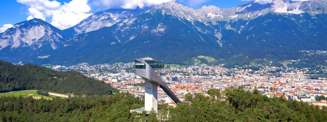 Stadt Urlaub Innsbruck - Mit der Anlaufspur als Brückenbau, dem Turm als Hochbau und dem Turmkopf als Stahlbau sind in der Skisprungschanze am Bergisel in Innsbruck alle Sparten der Baukunst genial vereint