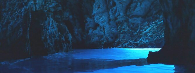 Trip Angebote Reisetipps - Die Blaue Grotte von Bisevo in Kroatien ist nur per Boot erreichbar. Atemberaubend schön fasziniert dieses Naturphänomen in leuchtenden intensiven Blautönen. Ein idyllisches Highlight der vorzüglich geführten Speedboot-Tour im Adria Inselparadies, mit fantastisch facettenreicher Unterwasserwelt. Die Blaue Grotte ist ein Naturwunder, das auf der kroatischen Insel Bisevo zu finden ist. Sie ist berühmt für ihr kristallklares Wasser und die einzigartige bläuliche Farbe, die durch das Sonnenlicht in der Höhle entsteht. Die Blaue Grotte kann nur durch eine Bootstour erreicht werden, die oft Teil einer Fünf-Insel-Tour ist.