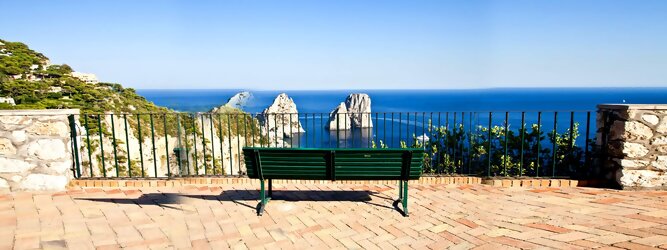 Trip Angebote Feriendestination - Capri ist eine blühende Insel mit weißen Gebäuden, die einen schönen Kontrast zum tiefen Blau des Meeres bilden. Die durchschnittlichen Frühlings- und Herbsttemperaturen liegen bei etwa 14°-16°C, die besten Reisemonate sind April, Mai, Juni, September und Oktober. Auch in den Wintermonaten sorgt das milde Klima für Wohlbefinden und eine üppige Vegetation. Die beliebtesten Orte für Capri Ferien, locken mit besten Angebote für Hotels und Ferienunterkünfte mit Werbeaktionen, Rabatten, Sonderangebote für Capri Urlaub buchen.
