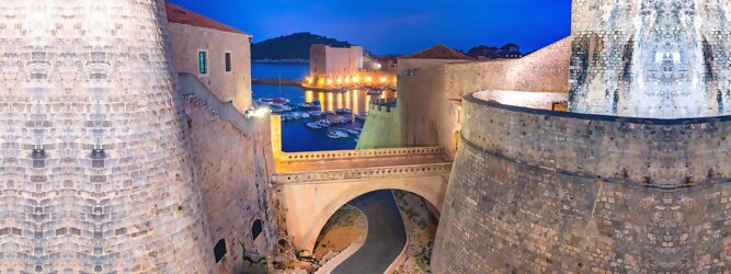 Trip Angebote Stadt Urlaub - Dubrovnik - Einen Wahnsinns Panoramablick hat man von Dubrovniks Hausberg Srd. Empor geht’s ganz easy und entspannt, minutenschnell mit der Luftseilbahn. Für begeisterte GOT-Fans empfiehlt sich die speziell geführte Game-of-Thrones-Tour zu den bekanntesten Drehorten und Schauplätzen der erfolgreichen Kultserie, der Eiserne Thron ist auf der kleinen idyllischen Insel Lokrum zu bestaunen. Die beliebtesten Orte für Dubrovnik Ferien, locken mit besten Angebote für Hotels und Ferienunterkünfte mit Werbeaktionen, Rabatten, Sonderangebote für Dubrovnik Urlaub buchen. Reisedaten eingeben und Hotel Flug Mietwagen Attraktionen Taxis für eine Dubrovnik Reise flexibel buchen. Sollten sich die Pläne ändern, sind viele der Unterkünfte und Zimmer in Dubrovnik kostenfrei stornierbar.