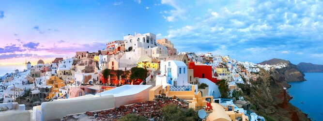 Feriendestination Griechenland - Wer kennt sie nicht, die märchenhaften Bilderbuchfotos von Santorin? Strahlend weiße Häuser mit leuchtend blauen Kuppeln, schmiegen sich an die Hänge der zerklüfteten Steilküste. Für die meisten der Inbegriff von Griechenland, jedoch Griechenland ist mehr – viel mehr! Die beliebtesten Orte für Ferien in Griechenland, locken mit besten Angebote für Hotels und Ferienunterkünfte mit Werbeaktionen, Rabatten, Sonderangebote für Griechenland Urlaub buchen.