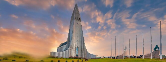 Trip Angebote Reisetipps - Hallgrimskirkja in Reykjavik, Island – Lutherische Kirche in beeindruckend martialischer Betonoptik, inspiriert von der Form der isländischen Basaltfelsen. Die Schlichtheit im Innenraum erstaunt, bewegt zum Innehalten und Entschleunigen. Sensationelle Fotos gibt es bei Polarlicht als Hintergrundkulisse. Die Hallgrim-Kirche krönt Islands Hauptstadt eindrucksvoll mit ihrem 73 Meter hohen Turm, der alle anderen Gebäude in Reykjavík überragt. Bei keinem anderen Bauwerk im Land dauerte der Bau so lange, und nur wenige sorgten für so viele Kontroversen wie die Kirche. Heute ist sie die größte Kirche der Insel mit Platz für 1.200 Besucher.