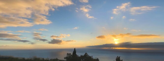Trip Angebote Reiseideen Pauschalreise - La Palma macht ihrem Beinamen, die Schöne, alle Ehre. Das Kleinod im Atlantik erstrahlt in sattem Grün, verziert mit hübschen landestypischen Villen in den weit gestreuten Dörfern, eingerahmt von weichen Wellen des dunkelblauen atlantischen Ozeans, am Himmel ziehen malerische Formationen, bauschiger weißer Schäfchenwolken. Eine Bilderbuchidylle zum Verlieben. Die beliebtesten Orte für La Palma Ferien, locken mit besten Angebote für Hotels und Ferienunterkünfte mit Werbeaktionen, Rabatten, Sonderangebote für La Palma Urlaub buchen. Reisedaten eingeben und Hotel Flug Mietwagen Attraktionen Taxis für eine La Palma Reise flexibel buchen. Sollten sich die Pläne ändern, sind viele der Unterkünfte und Zimmer auf La Palma kostenfrei stornierbar.