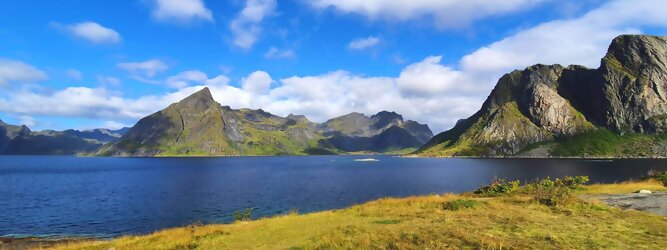Trip Angebote Reisetipps - Die Lofoten Inseln Norwegen – Skandinaviens eiskalte Schönheit fasziniert mit atemberaubenden Nordlichtern und geradezu außerirdisch imposanten Gebirgskulissen. Land der Mitternachtssonne am Polarkreis, ein Paradies für Wanderer, Naturfreunde, Hobbyfotografen und Instagram er/innen. Die Lofoten gehören zu Norwegen und liegen nördlich des Polarkreises. Erfahren Sie hier, was für eine einzigartige Landschaft die Lofoten zu bieten haben und was Sie dort erwartet. Vorsicht akutes Fernweh! Die meisten von Ihnen kennen wahrscheinlich die Lofoten. Man stellt sich malerische Fischerdörfer vor, umgeben von hohen Bergen und tiefblauen Fjorden.