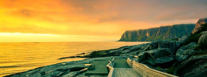 Trip Angebote Reiseideen Pauschalreise - Norwegen – Schwindelfrei auf Preikestolen – die spektakuläre Felskanzel erhebt sich als steile Plateauklippe über dem Lysefjord. Die Aussicht über den Fjord ist atemberaubend, schwindelfrei sein ist Voraussetzung. Es lohnt sich auf jeden Fall, schon mitten in der Nacht aufzustehen, um den magischen Moment des überwältigend schönen Sonnenaufgangs mitzuerleben, grandios wie sich die ersten Sonnenstrahlen in den steilen Felswänden verfangen und die Bergmauern zum Leuchten bringen. Dieser Augenblick inspiriert zur Demut und Dankbarkeit. Die beliebtesten Orte für Ferien in Norwegen, locken mit besten Angebote für Hotels und Ferienunterkünfte mit Werbeaktionen, Rabatten, Sonderangebote für Norwegen Urlaub buchen.