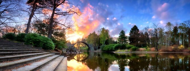 Trip Angebote Reisetipps - Teufelsbrücke wird die Rakotzbrücke in Kromlau, Deutschland, genannt. Ein mystischer, idyllischer wunderschöner Ort; eine wahre Augenweide, wenn sich der Brücken Rundbogen im See spiegelt und zum Kreis vervollständigt. Ein märchenhafter Besuch, im blühenden Azaleen & Rhododendron Park. Der Azaleen- und Rhododendronpark Kromlau ist ein ca. 200 ha großer Landschaftspark im Ortsteil Kromlau der Gemeinde Gablenz im Landkreis Görlitz. Er gilt als die größte Rhododendren-Freilandanlage als Landschaftspark in Deutschland und ist bei freiem Eintritt immer geöffnet. Im Jahr 1842 erwarb der Großgrundbesitzer Friedrich Hermann Rötschke, ein Zeitgenosse des Landschaftsgestalters Hermann Ludwig Heinrich Fürst von Pückler-Muskau, das Gut Kromlau.