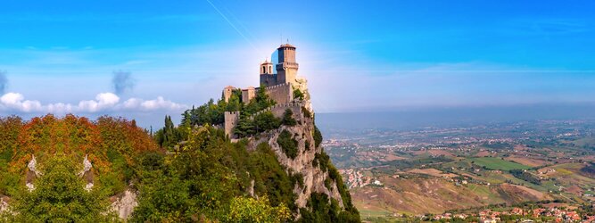 Trip Angebote Reiseideen Pauschalreise - San Marino – Hol ihn dir – den heißbegehrten Einreise-Stempel von San Marino. Nimm deinen Reisepass, besuche die örtliche Tourismusbehörde, hier wird die kleine Trophäe in dein Reisedokument gestempelt, es sieht gut aus und ist eine supertolle Urlaubserinnerung. Dieses neue Trendy-Reiselust-Souvenir passt ausgezeichnet zu den anderen außergewöhnlichen Stempeln deiner vergangenen Reisen. San Marino ist ein sehr interessanter Zwergstaat, eine Enklave, vollständig von Italien umgeben, eine der ältesten bestehenden Republiken und eines der reichsten Länder der Welt. Die beliebtesten Orte für Ferien in San Marino, locken mit besten Angebote für Hotels und Ferienunterkünfte mit Werbeaktionen, Rabatten, Sonderangebote für San Marino Urlaub buchen.
