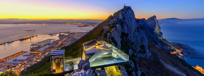 Trip Angebote Reisetipps - Ein ehemaliger militärischer Aussichtspunkt, der in eine hochmoderne Glasplattform und einen Gehweg umgewandelt wurde, der einen unvergleichlichen Blick über das Mittelmeer bietet. Ein ununterbrochener 360º-Panorama-Aussichtspunkt, der so spektakulär ist wie nirgendwo sonst auf der Welt. Betreten Sie die 360-Grad-Umgebung und bekommen Sie ein Gefühl für die Freiheit und die Heiterkeit, die Sie beim Skywalk erleben werden. Die Militärgeschichte Gibraltars während des Zweiten Weltkriegs veranschaulicht Gibraltars Position als britische Festung seit dem frühen 18. Während des Zweiten Weltkriegs spielte Gibraltar eine wichtige Rolle sowohl im Atlantic Theatre als auch im Mediterranean Theatre und kontrollierte praktisch den gesamten Seeverkehr in und aus dem Mittelmeer vom Atlantischen Ozean.