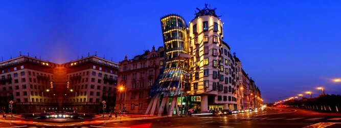 Trip Angebote Reisetipps - Das tanzende Haus ist ein Bürogebäudes in der tschechischen Hauptstadt Prag. Beliebte Aussichtsplattform mit schöner Architektur in Prag. Das „Tanzende Haus“ in Prag, das charismatische Bürogebäude mit dem Namen Ginger & Fred in Tschechien bezaubert mit mutiger Architektur. Geschwungen, dynamisch, strahlt es eine charmante Ungezwungenheit und Fröhlichkeit aus. Oben in der Glas-Bar genießt man den herrlichen Rundblick. Wie eine Tänzerin im Kleid, die sich an einen Herrn mit Hut schmiegt: Und doch ist es ein Haus. Das Tanzhaus ist eines der neuen Denkmäler der Stadt.